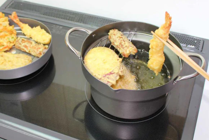 <p>「油が飛び散りにくい天ぷら鍋」という名前を体現した形状の鉄製天ぷら鍋。付属のフタは、油を温めるために使えるだけではなく揚げ物バットとしても活用できる優れものです。ガス火・IHに対応。</p>

