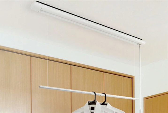 <p>天井に取り付けた本体から、必要なときに竿を引き下ろして使う室内物干し。耐荷重8kgでたっぷり干せるのが特徴。収納時はシーリングライトのようにフラットになるので、空間を広くすっきり使えます。</p>
