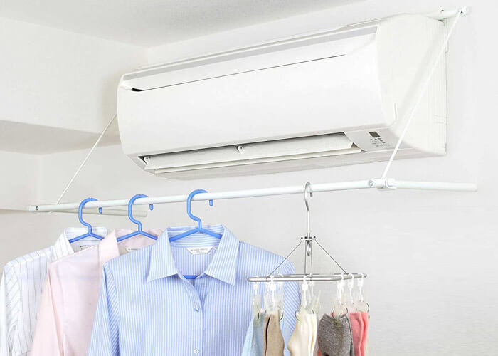 <p>エアコンと壁の間に引っかけるだけの簡単設置。エアコンの温風やドライ機能で洗濯物を早く乾かすことができます。使わないときはフラットに折りたためて見た目もすっきり。</p>
