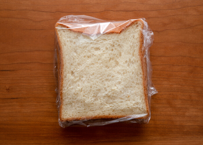 【冷凍保存のポイント2】食パンを1枚ずつ包む