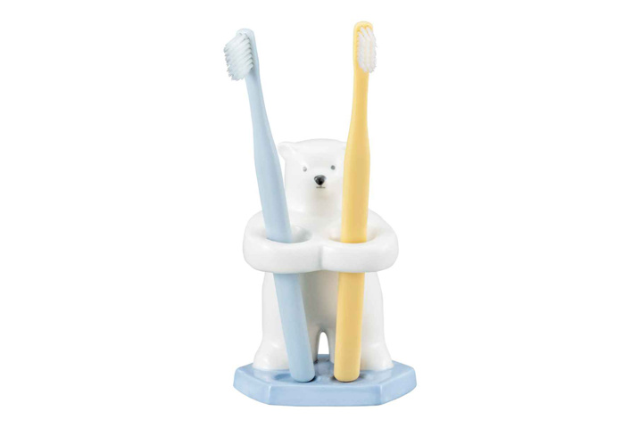 <p>2本の歯ブラシをシロクマが抱えてくれる磁器製の歯ブラシスタンド。お手入れしやすいシンプル設計と見た目のかわいさで、つい掃除したくなるアイテムです。</p>
