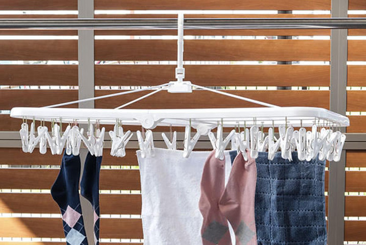 <p>挟む面が平らなフラットピンチを採用、服に跡が付きにくくデリケートな衣類におすすめです。ピンチ吊りは丈夫な金属製で、下から引っ張っても切れにくい仕様になっています。</p>