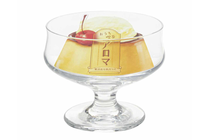 <p><b>東洋佐々木ガラス「アロマ」デザートカップ</b><br />
1982年に発売されてから、喫茶店やレストランで愛され続けてきた「アロマ」シリーズ。美しい透明度を保った高級感のある佇まいが印象的。プリンはもちろんかき氷を入れても◎。</p>
