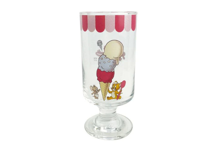 <p><b>トムとジェリー アイスクリームグラス</b><br />
懐かしいジェリーが印字されたデザイン。ちょっとレトロなジェリーが印字されたアメリカンポップなアイスクリームグラス。</p>
