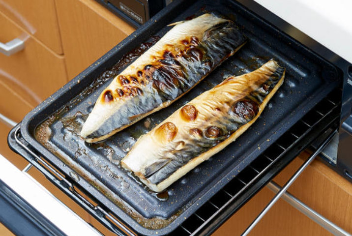 <p>今でも、魚焼きグリルを汚さずにおいしく焼き魚やグリル料理を楽しむ必須アイテムとして、ほぼ毎日使っています。魚焼きグリルを使いたいけど汚したくない！という方に、とってもおすすめですよ。</p>
