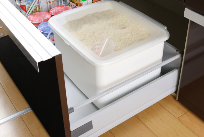 <p><b>「Soroelusmart」ライスボックス（11kg）</b><br />
システムキッチンの引き出し用シリーズ「ソロエルスマート」の米びつ。シリーズで買いそろえれば、すっきりした収納が叶います。野菜室に使ってもOK。5kg用タイプもあり。</p>
