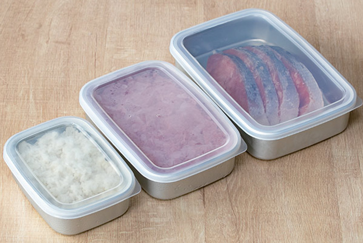 <p><b>アルミ急速冷凍保存容器</b><br />
食品を急速に凍らせて、おいしさを逃がさず保存できる冷凍保存容器。容器の底にある線状の突起で、冷凍したミンチ肉やごはんに筋が入るようになっているのがポイント。小分けにして使いたい時に簡単に割ることができます。1食分のごはんから魚の切り身まで、使い分けに便利な3サイズ展開です。</p>
