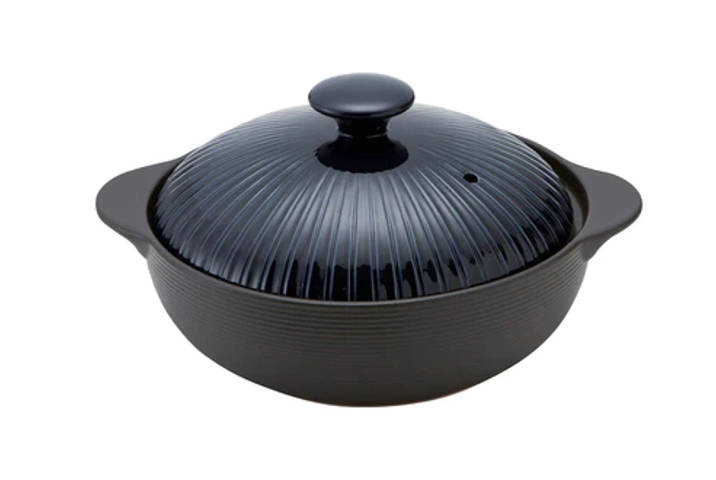 <p>吸水率がほぼゼロでお手入れがラクなサーマテックの土鍋。底面に発熱体が取り付けられているので、調理器を傷つけにくいのも◎。IH対応。</p>
