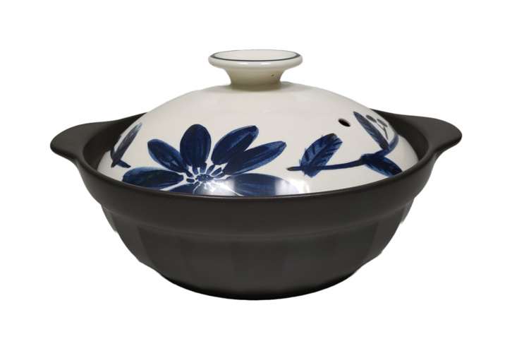 <p>軽く丈夫なセラミック製。大胆に描かれたブルーのお花柄がおしゃれな土鍋です。フチが高くふきこぼれにくいので、おでんや煮込み料理にも便利に使えます。IH対応。</p>
