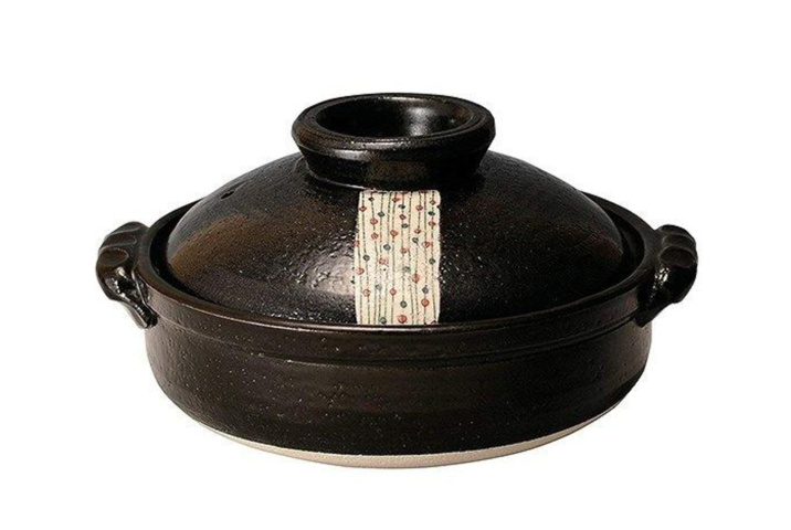 <p>黒の釉薬に玉すだれの絵柄をデザインした萬古焼の土鍋。萬古焼は土鍋本体にしっかりと熱を蓄えるので、食材にじっくり火が通っておいしく仕上がります。鍋以外にも炊き込みご飯や煮込み料理におすすめ。ガス火専用。</p>
