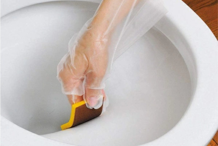 <p><b>＜トイレの便器掃除におすすめ＞</b><br />
トイレの便器にこびりついた水アカ、輪ジミを落とすことができるスポンジ。洗剤いらずで水ですっきり。研磨剤が使用されていて、尿石にも効果が期待できます。</p>
