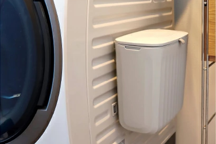 <p><b>atomico キッチンペール（7L）</b><br />
付属のフック付きパーツを使って、洗濯機横にゴミ箱を浮かせて設置できるアイテム。奥行15cmで洗濯機横のすき間を活用できます。</p>
