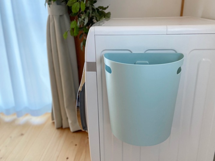 <p><b>壁掛けダストボックス（9L）</b><br />
マグネットで洗濯機に貼り付けて使えます。狭い空間でも圧迫感の少ない半円形のフォルム。シャンプーの詰め替えのゴミなど大きめゴミも入るサイズです。</p>
