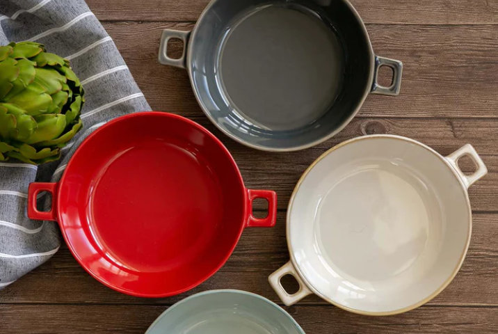 <p><b>おすすめのグラタン皿</b><br />
オーブン・電子レンジ・食洗機に対応したグラタン皿。表面はつるりとした手ざわりでオイルを使ってもお手入れしやすいのもうれしいところ。色はブルー・グレー・ホワイト・レッドをご用意。</p>
