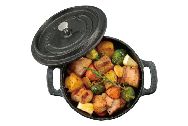 <p><b>おすすめのココット鍋</b><br />
14cmの鉄製のココット鍋。均一に熱を伝える鋳物製で、蓄熱性も高いためアヒージョを作るのにぴったり。煮る、蒸す、焼くだけでなくオーブン調理も可能なので、いろんな料理に使える鍋です。</p>
