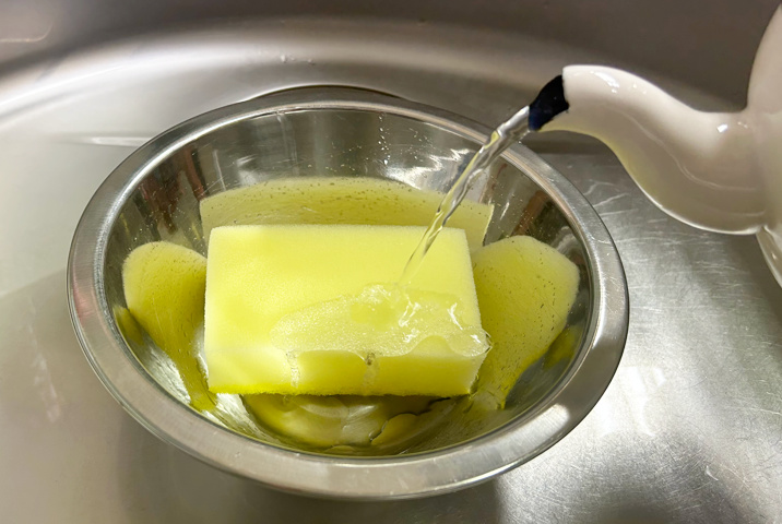 キッチンスポンジを清潔に保つ方法「熱いお湯で消毒する」