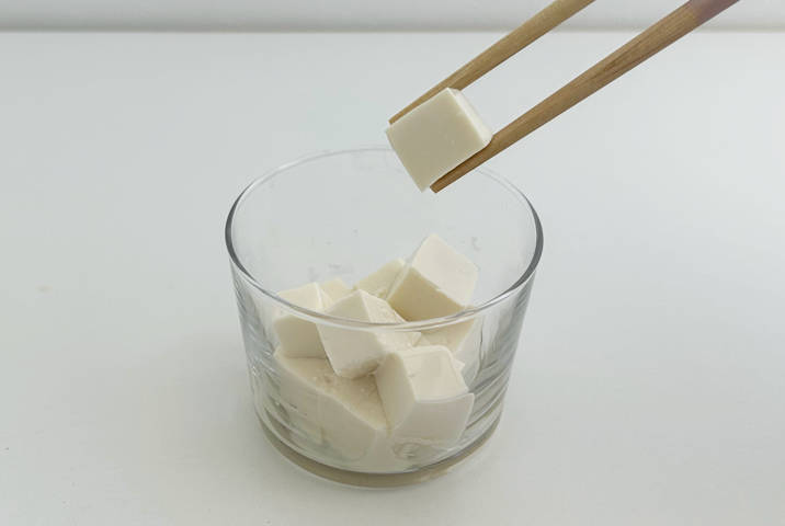 「ほんとうにすべらないお箸」の滑らない度を豆腐で実験