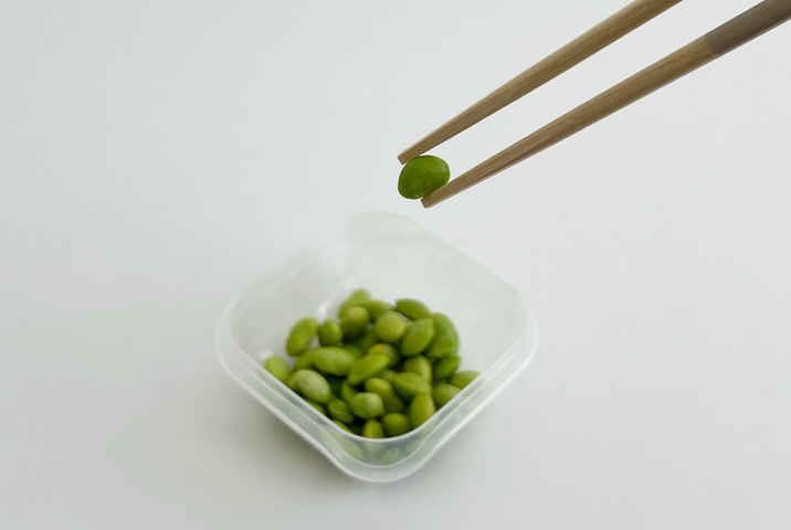 「ほんとうにすべらないお箸」の滑らない度を豆で実験