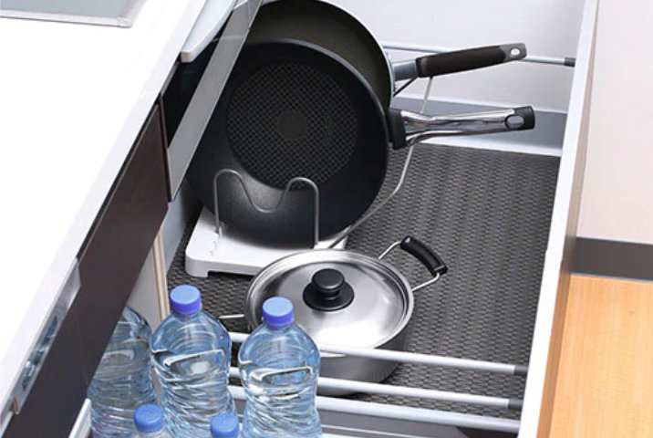 キッチンの収納棚に「汚れ防止シート」をひいて汚れ防止