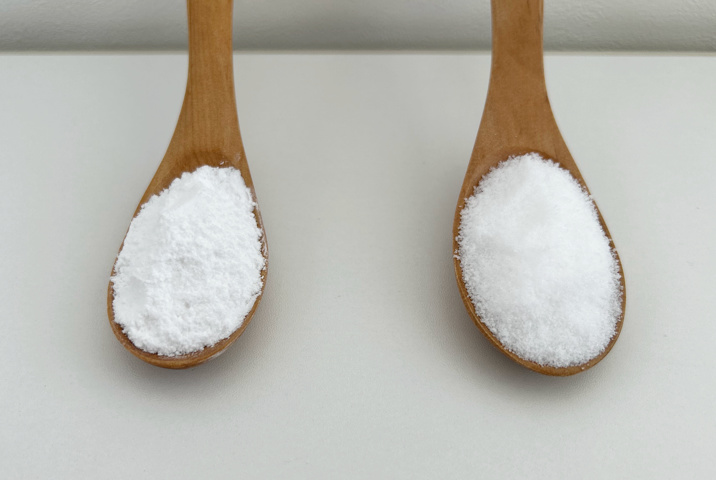 粉糖と普通の砂糖である上白糖を並べた写真