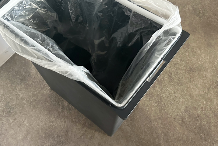 ゴミ箱の袋止めの使い方【3】ゴミ袋の端を枠の内側に折り込む