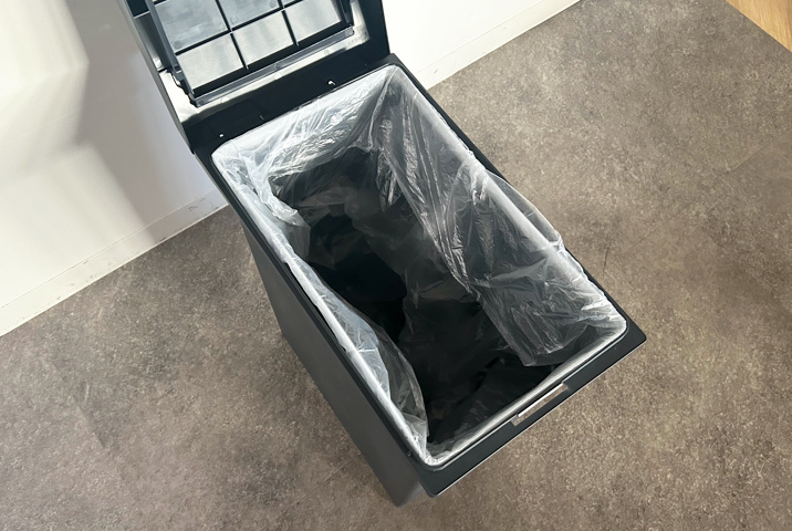ゴミ箱の袋止めの使い方【3】ゴミ袋の端を枠の内側に折り込む