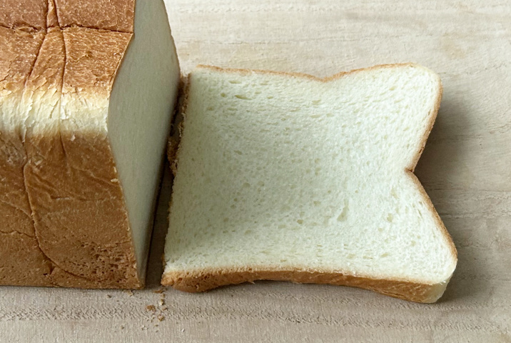 「曜 パン切り包丁」でカットした食パンの断面