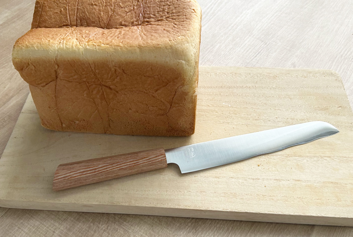 パンくずが一切出ない！「最強のパン切包丁」の切れ味を正直レビュー