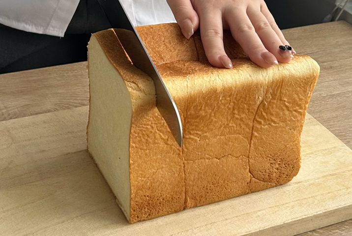 「曜 パン切り包丁」で食パンをカット