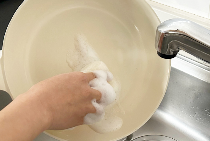 セラミックフライパンのお手入れ　使用後すぐに水で洗うのはNG