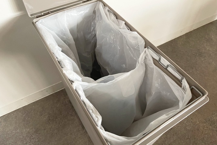 ゴミ箱の分別アイデア「ゴミ箱の中でレジ袋で分けて分別する」