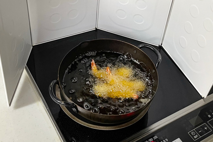 深型で油ハネが飛び散りにくい天ぷら鍋