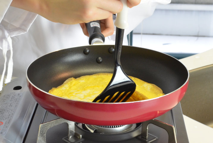 薄焼き卵とフライパンの間に、フライ返しを入れてくっつきにくさを確認