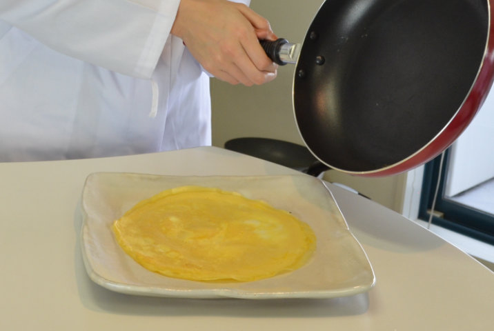 フライパンの焼き上がり実験「薄焼き卵をお皿にうつす」