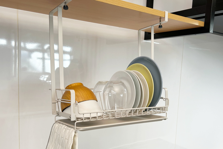 お皿を浮かせる新発想。狭さを克服するイルージョンな「room lab/ルームラボ」吊り下げ水切りカゴ