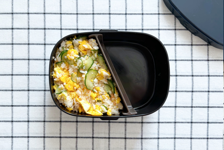 パパのお弁当の詰め方「ご飯を詰める」