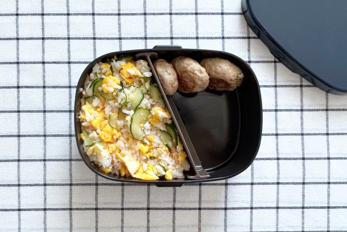 パパのお弁当の詰め方「メインのおかずを詰める」