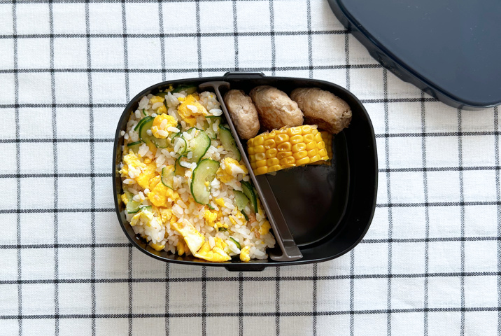 パパのお弁当の詰め方「サブのおかずを詰める」