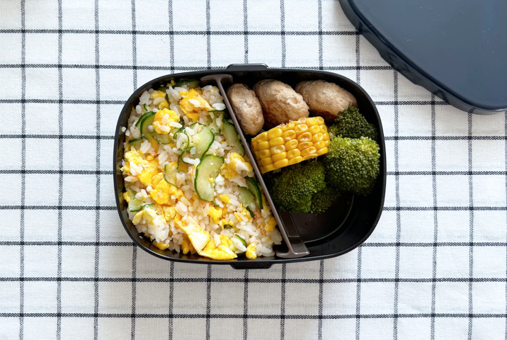 パパのお弁当の詰め方「野菜のおかずを詰める」