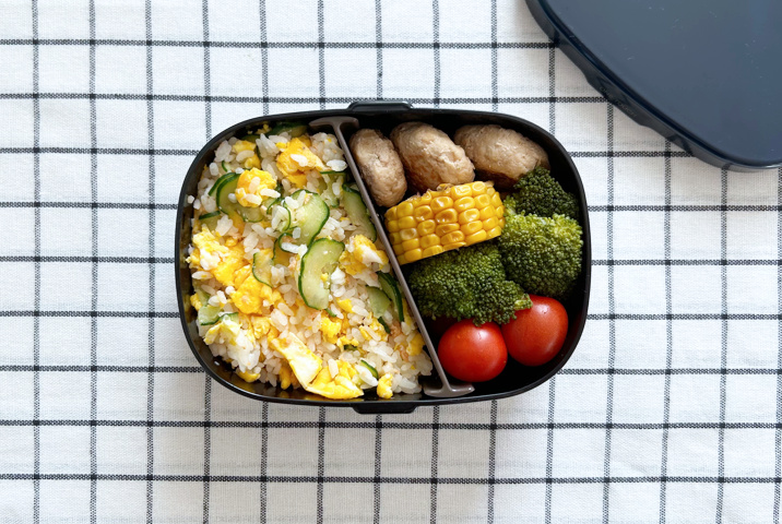 パパのお弁当の詰め方「彩りになるおかずを詰める」
