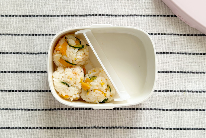 娘のお弁当の詰め方「ご飯をおにぎりにして詰める」