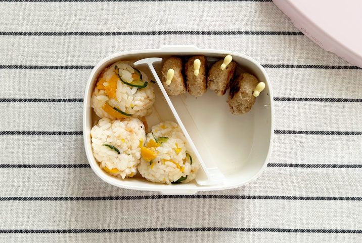 娘のお弁当の詰め方「メインのおかずを詰める」