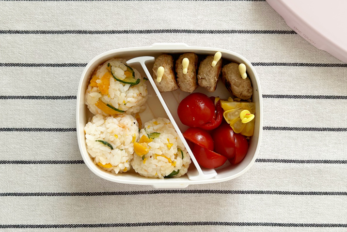娘のお弁当の詰め方「サブのおかずを詰める」