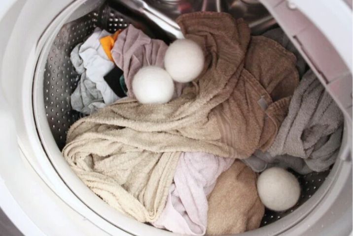 洗濯ボール「ドライヤーボール」をドラム式洗濯機に入れているところ