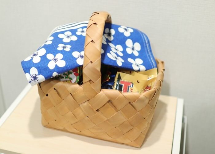 お菓子の収納に使う、カゴ活用のアイデア
