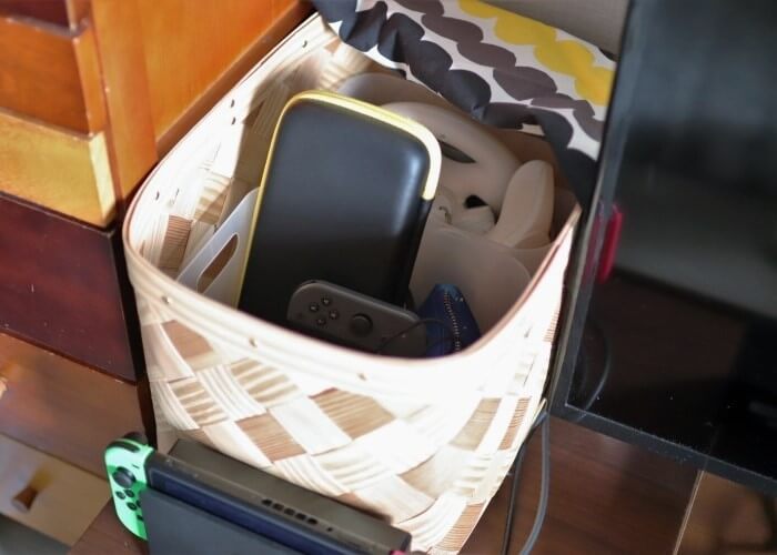 リモコンやゲーム機を入れてカゴ
を活用するアイデア