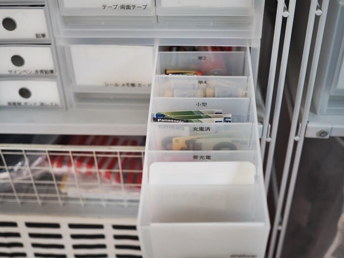 乾電池のサイズ別にラベルを貼る