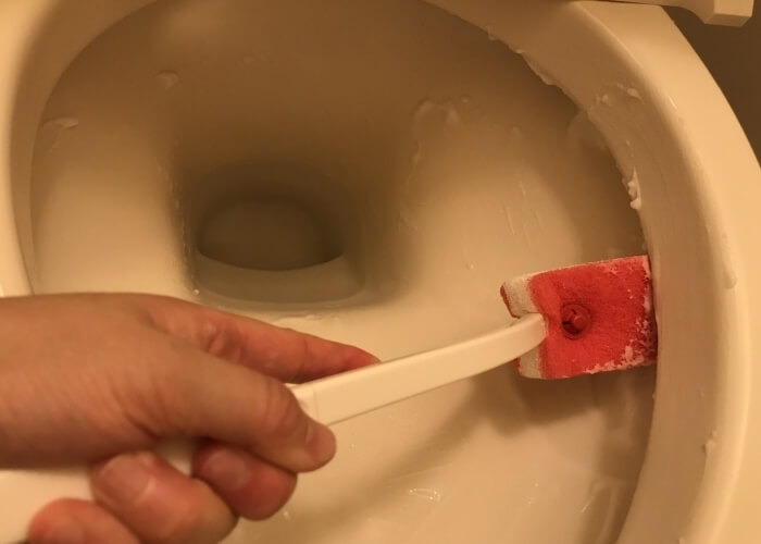 重曹を使った掃除方法「トイレの便器の汚れ落とし」