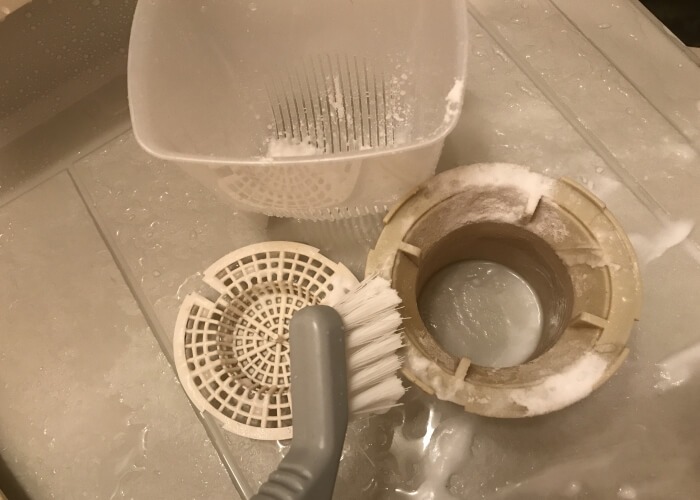 重曹を使った掃除方法「排水口パーツの汚れ落とし」